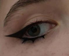 Lower Lash Line Eyeliner, Eyeliner Styles Goth, Eyeliner Ideas Simple, Cosplay Eyeliner, Alt Eyeliner Styles, Cute Eyeliner Ideas, Cool Eyeliner Ideas, Makeup Ideas Eyeliner, Eyeliner Emo