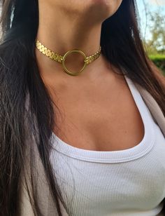 ◾  This stunning O-Ring necklace is crafted from matte gold-plated brass, adorned with a ring and      geometric chain. The necklace boasts a Cleopatra-inspired style, exuding elegance and refinement. ◾ SIZA: 11.8IN (30 cm) up to 15.8IN(40CM)               Width chain 0.47IN ( 1.2CM)               Width hoop: 1.57IN   (4CM) ▪ Please note: the matte finish contains nickel. Please make sure you are not sensitive to nickel, before    purchasing.   O Ring Choker - Gold Choker Necklace - Hoop Necklac Gold Cleopatra, Gold Chunky Necklace, Thick Choker, Cleopatra Style, Hoop Necklace, O Ring Choker, Fancy Packaging, Beautiful Chokers, Gold Chain Choker