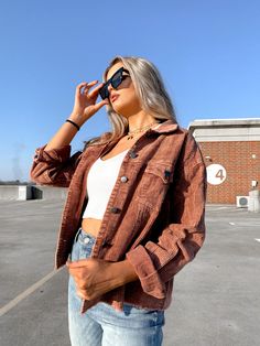 Be on trend with this oversized, collared, corduroy jacket in a creamy, chocolate brown. Featuring two front pockets, buttons all the way up & button, slit sleeves (easy for rolling). Thick material, sure to keep you warm all winter! Materials: 100% Cotton Sizing: SM: 43" waist (buttoned), 20.5" sleeves, 21.75" top hem to bottom hem MED: 46" waist (buttoned), 20.75" sleeves, 22" top hem to bottom hem LG: 47" waist (buttoned), 21.5" sleeves, 23" top hem to bottom hem *Recommendation: size dow Shaket Jacket Outfit, Corduroy Coat, Creamy Chocolate, Layering Outfits, Fall Fits, All The Way Up, Corduroy Jacket, Ball Cap, The Boys