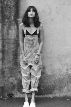 Long overalls! With a black v-necked layer underneath (provides a bit of shapeliness to what's a more unisex/slouchy fit). What To Wear With Overalls, Style Californien, Look Retro, Skirt Denim, Bohol, Skirt Maxi, Modest Clothing, Mode Inspo, Denim Overalls