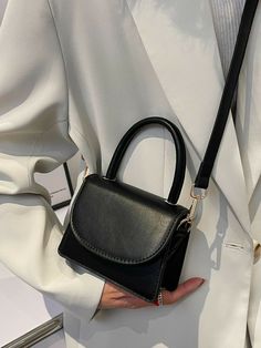 Luxury Black Mini Bag, Black Leather Everyday Bag, Small Black Purse Outfit, Small Bags Outfit, Black Bags Women, Black Bags Aesthetic, Mini Bags Outfit, Black Purse Aesthetic, Everyday Bags For Women