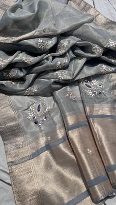 *FABRIC OF SAREE*- 100% pure  Zari Tissue silk         *Fabric of blouse* -   Tissue Silk             *WORK* - Zardozi  , anchor , & sequins & gotapatti &   . Zardozi Saree, Sari Blouse Styles, Tissue Silk Saree, Dress Pant Suit, Wedding Sari, Silk Gifts, Indian Saree Blouse, Sari Blouse, Indian Saree