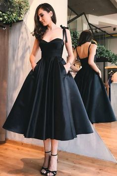 Looking for Prom Dresses,Evening Dresses in Satin, A-line style, and Gorgeous Ruffles work? Babyonlinedress UK has all covered on this elegant Vintage Black Spaghetti Straps Sweetheart Tea-length A-Line Prom Dress With Pockets. Gaun Tulle, Simple Evening Dress, Tea Length Prom Dress, Baju Kahwin, Satin Homecoming Dress, Cheap Homecoming Dresses, Prom Dresses With Pockets, Satin Short, Black Prom