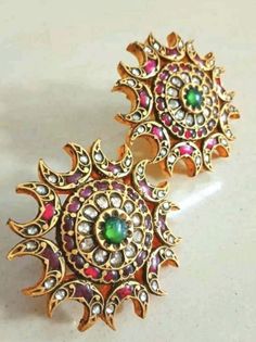 Jadau Earrings, Gold Ear Studs, Kundan Studs, Indian Wedding Jewelry Sets, Antique Necklaces Design, Gold Jewelry Outfits, Gold Earrings Models, Diamond Earrings Design