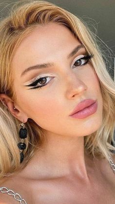 Line Eyeshadow Looks, Mackup Ideas, Black Eye Makeup, Retro Makeup, Formal Makeup