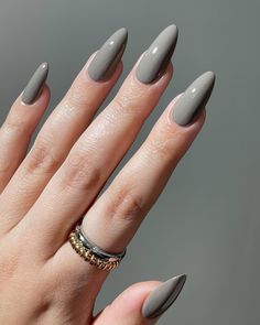 10 inspirações de nail art em tons de cinza para apostar neste outono | Beleza | Vogue Grey Nail Art, Grey Nail, Grey Nail Polish, Grey Nail Designs, Nails Arts, Gray Nails, Elegant Nails, Classy Nails, Makati