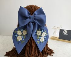 Handmade flowers pattern embroidery cotton hair bow🌸😊 Perfect gift for your wife, girlfriend, daughter, granddaughter or friends who loves handmade hair bows💌 Hair Bow Details: ◾Hair bow is made of cotton fabric. ◾Fabric color is blue. ◾Durable metal clips are used in our bows. ◾You can contact us to customize💭our products. ◾All of pouchs, bags and bows are produced in a non-smoking🚭 clean air environment and eco friendly🌎 📏 About size: ◾Bow 14x8cm/ 5,5x3,5 inç ◾Bow lenght 17 cm/ 6,6 inç (Handmade, dimensions are for reference only.) ✈️✈️ About Shipping✈️✈️ ◾Worldwide expres shipping (UPS Cargo) 2 or 3 days. ◾I ship your order 1 or 2 business days after the payment is received. 🔶 America: Standart Cargo (7-8 business days), Express Cargo (2- 4 business days) 🔶 Canada: Economy (7-8 Embroidery Hair Bow, Hair Bow Pattern, Large Hair Clips, Embroidery Hair, Embroidered Hair Bows, Ribbon Flower Tutorial, Cotton Hair, Embroidery Cotton, Bows Hair