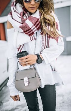 #winter #fashion / white + red Body Bag Outfit, Cross Body Bag Outfit, Mode Shoes, Look Plus Size, Bag Outfit, Paris Mode, Blazer Outfit, Stil Inspiration