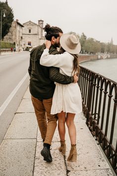 neutral earthy color palette outfit for engagement photoshoot Cozy Couple Photoshoot, Couple Photoshoot Outfit Ideas, Couple Photoshoot Outfits, Cozy Couple, Photoshoot Outfit Ideas, Couple Outfit Ideas