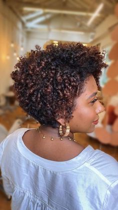 Ouidad Haircut, Curly Hair Shaved Side, Short Natural Styles, Big Chop Hairstyles, Natural Hair Highlights, Short Bleached Hair, Natural Hair Bob, Grey Hair Journey, Curly Cuts