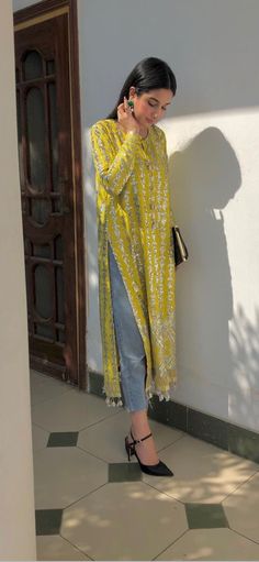 Simple Kurta Designs, Casual Indian Fashion, Casual College Outfits, Pakistani Dresses Casual, Pakistani Fashion Party Wear, Salwar Kamiz, Trendy Dress Outfits