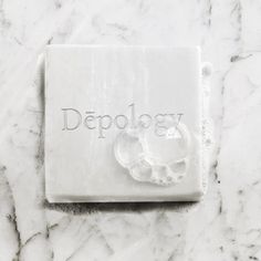 Thanks to Dēpology's Cleansing Bar, a simple skincare routine is transformed into a luxurious experience. Its Micro Foam texture creates an incomparably rich and incredibly silky soft lather. After rinsing, the skin is purified and luminous, radiating a healthy glow. Foam Texture, Anti Aging Regimen, Collagen Serum, Face Soap, Simple Skincare Routine, Skin Cleanse