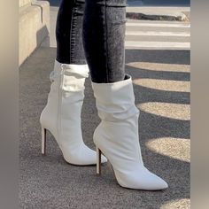 White Pointed Toe Boots Luxury White Knee-high Boots With Round Toe, White Point Toe Boots, Heel Boots White, White High Heel Boots, Shoes Closet, Nice Boots, Wild Diva Shoes, Beautiful High Heels, Pointed Toe Boots