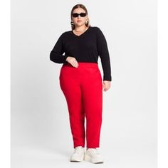 A Calça Feminina em Moletom Plus Size Rovitex é a fusão perfeita de conforto e estilo para tamanhos maiores. Confeccionada em moletom e ribana, proporciona maciez e durabilidade. Destaca-se pelo cós duplo talhado de ribana, oferecendo um ajuste preciso e um toque moderno. Com bolso faca, essa calça alia praticidade e funcionalidade, garantindo um visual descontraído e elegante. Versátil, é a escolha ideal para compor looks casuais, adaptando-se às curvas com charme e conforto.