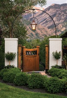 Garden Entrance Casa Country, Casas Coloniales, Dream House Exterior, Gate Design, Garden Gates, Diy Patio, Backyard Landscaping Designs, Outdoor Design