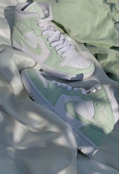 Kasut Nike, Sepatu Air Jordan, Sneaker Outfits, Trendy Shoes Sneakers, Dr Shoes, Jordan Shoes Girls, All Nike Shoes, Nike Air Shoes, Cute Nike Shoes