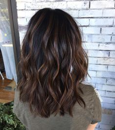 あなたを明るくする70の明るいミディアムレイヤードヘアカット Dark Chocolate Brown Hair, Chocolate Brown Hair Color, Medium Layered Haircuts, Wavy Haircuts, Brown Hair Balayage, Brown Balayage, Ombré Hair, Hair Ribbons, Balayage Brunette