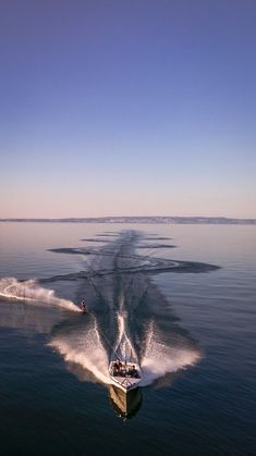 a speed boat is speeding across the water