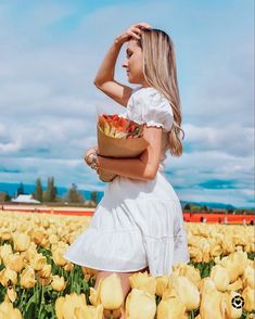 Tulip field photo, tulip field instagrammable picture ideas, flower field outfit, tulip field outfit, spring photo, spring dress, white dress, flower fields, washington, mount vernon, affordable fashion Tulip Field Outfit Ideas, Tulip Festival Outfit, Tulip Field Outfit, Flower Field Outfit, Tulip Photoshoot, Field Outfit, Field Pics, Tulip Farm