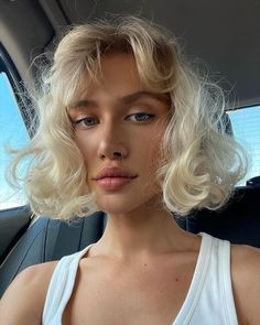 Blonde Hair Dye Ideas, Above Shoulder Length Hair, Mid Hair, Blonde Hair Dye, Face Goals, Shaggy Bob Hairstyles, Shaggy Bob Haircut, Hair 2022, Oval Face Haircuts