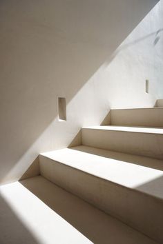 the sun is shining on some white stairs