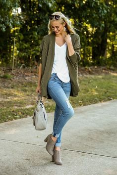 Fall Outfits Green, Green Boots Outfit, Grey Dress Pants Outfit, Green Cardigan Outfit, Booties Outfit Fall, Olive Green Boots, Cardigan Verde, Best Fall Outfits, Olive Green Cardigan