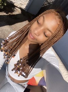 Brown Braids With Brown Beads, Brown Braids For Black Women With Beads, Long Ginger Braids With Beads, Short Brown Knotless Braids, Brown Short Braids With Beads, Short Brown Box Braids