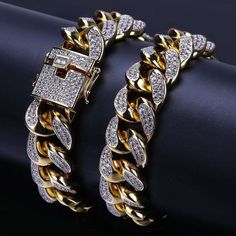 Démarquez-vous avec ce bracelet chaîne cubaine audacieux. Dégoulinant de glace, ce bracelet brillera sous tous les éclairages. Il est garanti que tous les yeux seront rivés sur vous chaque fois que vous le porterez. Disponible en deux tailles différentes et deux couleurs : or et argent.
Longueur de la chaîne : 7 pouces/8 pouces Hip Hop Jewelry Men, Mens Chain Bracelet, Miami Cuban Link, Bracelets Design, Mens Gold Bracelets, Miami Cuban, Bangle Designs, Bracelet For Men, Hip Hop Jewelry