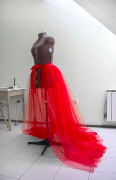 Detachable skirt Red tulle overskirt ... Tulle Dress Diy, Wedding Train, Diy Tulle Skirt, Tutu En Tulle, Red Tulle Skirt, Tulle Overskirt, Robe Diy, Tulle Train, Prom Skirt