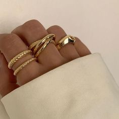 Rings Aesthetic, Daisy Jewelry, Jewelry Ads, Hand Jewelry