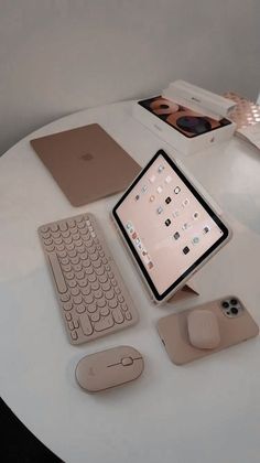 gadget aesthetic Apple Product Aesthetic, Aesthetic Apple Products, Iphone Accessories Aesthetic, Apple Devices Aesthetic, All Apple Products Aesthetic, Apple Aesthetic Products, Apple Products Aesthetic, Gadget Aesthetic, Aesthetic Gadgets