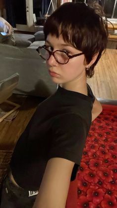 Women Short Hair Aesthetic, Pixie And Glasses, Painter Hairstyle, Short Bob Short Bangs, Pixie Haircut Glasses, Lara Adkins Hair, Short Hair And Glasses Women, Pixie Haircut Outfit, Mod Cut Women