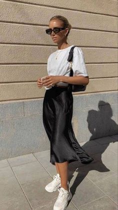 Silk Slip Skirt, Date Night Looks, Rok Outfit, Fall Family Photo Outfits, Family Photo Outfits, Slip Skirt, Satin Skirt, Night Looks, Fashion 2020