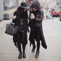 I can totally see this as like Pansy and Daphne out shopping in the muggle world. Strega Fashion, Gothic Mode, Witch Fashion, Witchy Fashion, Estilo Punk, Instagram Outfits, Pinterest Fashion