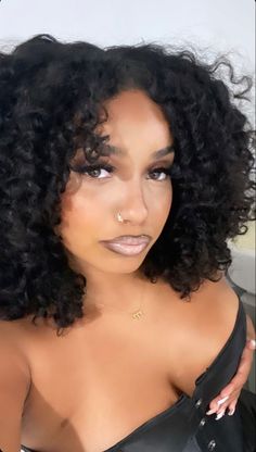 soft glam makeup with natural curly hair Pretty Poses, Natural Curly Hair, Soft Glam Makeup, Soft Glam, Hair Crush, Baddie Hairstyles, Face Hair, Hair Journey