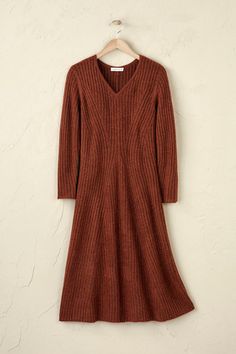 Streamlined ribbing meets soft and lofty yarns, for a dress that’s equally flattering and comfortable. And it looks great with boots! Midweight, slipover style drapes nicely, with a V-neck and flared skirt. Trendy Fall Dress, Sweater Dress For Petite Women, Women’s Winter Dresses, Winter Linen Dress, Dresses With Tall Boots, Dress With Chelsea Boots, Casual Winter Dresses, Ribbed Dress Outfit, Casual Fall Dress