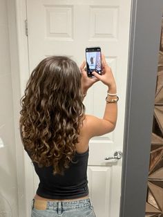 Long Short Curly Hair, Cute Haircuts Curly Hair, Oval Wavy Haircut, 2c Curly Hair Shoulder Length, Long Curly Hair No Layers, Soft Curls Aesthetic, Curly Haircuts Mid Length, Basic Curled Hair, Natural Hair Styles Wavy