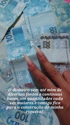 Notas de cem com mantra do dinheiro. Girl Boss Inspiration, Dream Wall, My Dream Came True, Words Of Affirmation, Motivational Phrases, Positive Self Affirmations, Dream Board, Money Quotes, Negative Thoughts