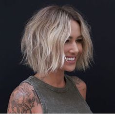 La moda en tu cabello: Pelo mediano rubio 2020 Ash Blonde Short Hair, Short Hairdo, Chunky Blonde Highlights, Short Blonde Bobs, Short Hair Highlights, Short White Hair, Silver Blonde Hair, Chop Chop, Short Blonde Haircuts