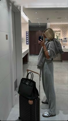 Aesthetic & Trendy Airport Outfits Inspo London Wardrobe, Cute Airport Outfit, Plane Outfit, Adidas Outfits, Filler Pics, Airport Outfit Summer, Vintage Balenciaga, Aesthetic Airport