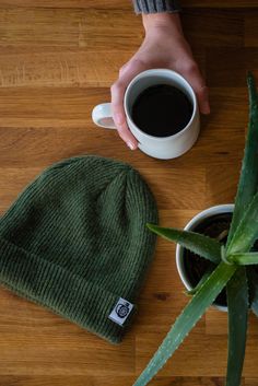 Beanie Photoshoot Photo Ideas, Beanie Product Photography, Hat Product Photography, Beanie Photoshoot, Hat Photoshoot Ideas, Merch Photography, Flat Lay Photography Clothing, Coffee Shoot, Beanie Photography