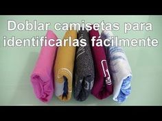 several different colored umbrellas hanging on a wall with the words dolar camisetass para identificras faciimente