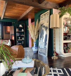 La Retro Eclectic Interior, Modern Eclectic Apartment Decor, Bold Design Interior, Eclectic Modern Decor Living Room, 50s Modern Interior Design, Eclectic Loft Decor, Midcentury Maximalist Living Room, Subtle Eclectic Decor, Italian Eclectic Interior