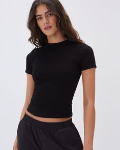 Crop Tops Short Sleeve, Black Fitted Top Outfit, Basic Black Top Outfit, Black Short Sleeve Crop Top, Short Sleeve Top Outfit, Basic Top Outfit, Uni Wardrobe, Spain Clothes, Black Crop Shirt