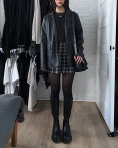 Grunge Style 2023, All Black Outfit For Salon, Indie Film Aesthetic Outfits, Interesting All Black Outfits, Comfy Goth Outfits Grunge, Prep Grunge Outfits, Edgy Cool Girl Style, Geeky Chic Fashion Style, Alt First Date Outfit