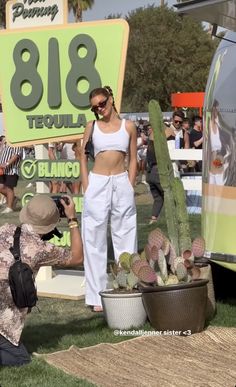 Kendall Jenner Festival Outfits, Comfy Coachella Outfits, Celebrity Festival Outfit, Cochella Outfits 2023, Primavera Sound Outfit, Coachella Celebrities Outfits, Acl Outfits Festivals, Aesthic Outfits