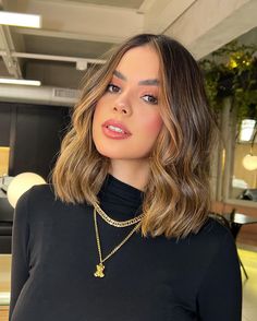 Balayage Caramel Short Hair, Hair Color Ideas 2024 Trends Short Hair, Morena Hair Color Ideas Short Hair, Caramel Balayage On Short Hair, Short Hair With Caramel Highlights, Caramel Hair Short, Caramel Balayage Short, Short Hair Caramel Highlights, Caramel Balayage Medium Length