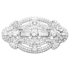 A magnificent, fine and impressive, large antique 1920s 14.84 carat diamond and platinum brooch; part of our diverse antique diamond brooches collection. This magnificent, fine and impressive antique diamond brooch has been crafted in platinum. This geometric Art Deco brooch is ornamented with a feature 1.25ct transitional modern brilliant round cut diamond, claw set in relief to the centre. The central diamond is flanked to either side with an impressive horizontal linear formation of five bagu 1920s Jewelry, Motif Art Deco, Art Deco Brooch, Jewelry Brooch, Easy Diy Jewelry, Cartier Jewelry, Antique Brooches, Diamond Brooch, 1920s Art Deco