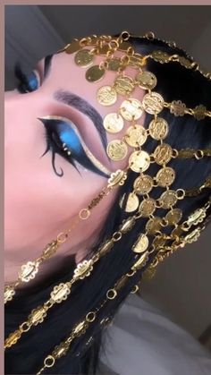 Egyptian Goddess Makeup Halloween, Costumes Women Egyptian, Queen Of Nile Makeup, Scary Egyptian Makeup, Ancient Egyptian Makeup Look, Queen Of The Nile Makeup, Cleopatra Make Up Halloween, Egyptian Cat Makeup, Roman Empress Makeup