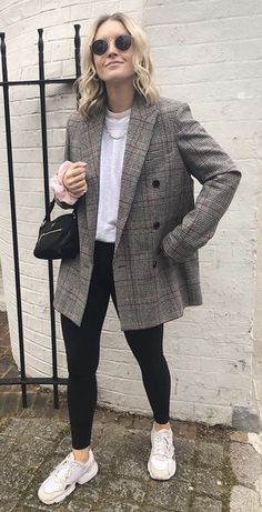 Stylish Casual Outfits Women, Ladies Casual Outfits, Checked Coat Outfit, Women Trendy Outfits, Stylish Casual Outfits, Outfits Women Casual, Women Casual Wear, 30 Outfits, Business Outfits Women